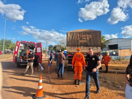 Caminhoneiro morre atropelado pelo próprio veículo enquanto fazia reparos
